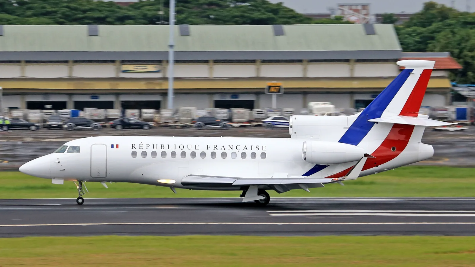 Graphique boursier de Dassault Aviation sur écran, avec cours AM et bougies vertes, ambiance financière.